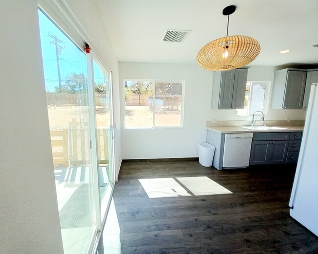 Building Photo - Fantastic Rental Opportunity in South Joshua Tree!