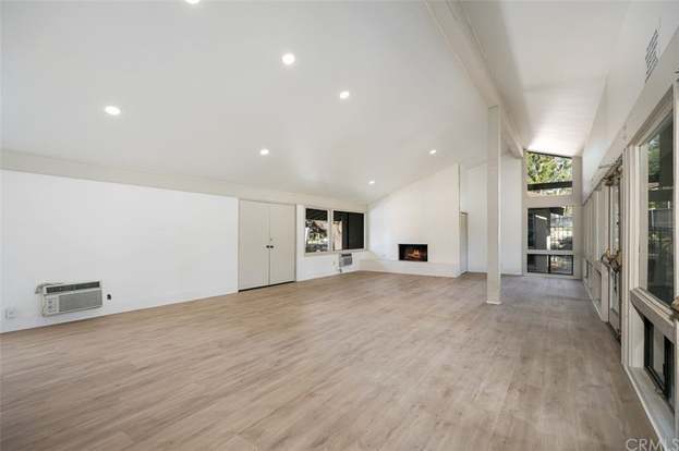 Building Photo - 323 Streamwood-