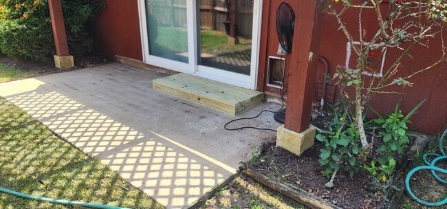 Building Photo - 703 Flower Field Ct