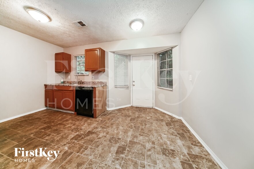 Building Photo - 1010 Pine Tree Trail