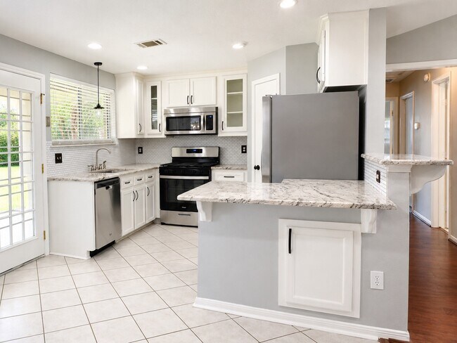 Building Photo - 1206 Park Knoll Ln