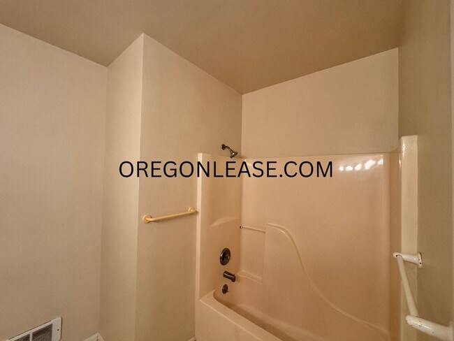 Building Photo - 3 bedroom North Eugene duplex home with full sized garage