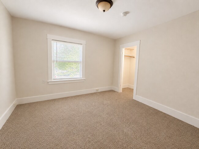 Building Photo - Spacious 5 Bedroom Home in N Portland with Hardwood Floors, Huge Basement & Fenced Yard!