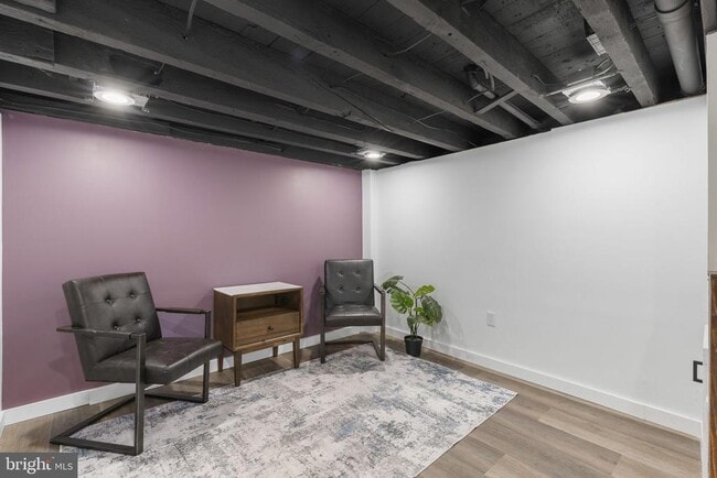 Building Photo - 526 E Thompson St