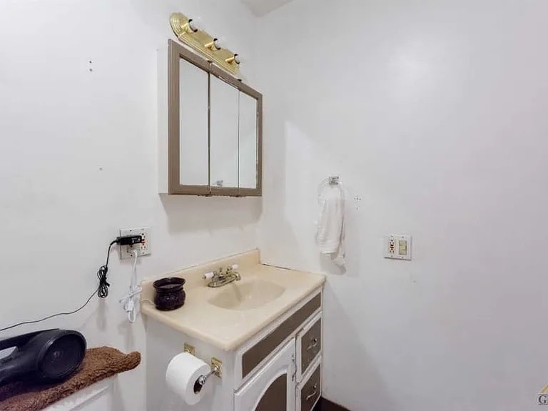 Building Photo - 300 San Emidio St