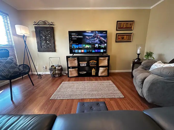 Building Photo - 8702 Village Dr