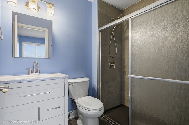 Building Photo - 777 E Golfview Dr