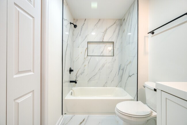 Building Photo - 2416 Horseshoe Bend Dr