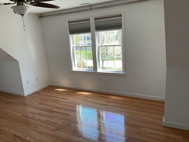 Building Photo - Large 2nd Floor Studio in Quiet Sandwich (Forestdale) Neighborhood