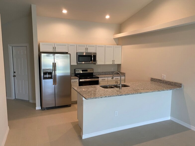 Building Photo - $250 move in special - 3 bedroom, 2 bath Duplex