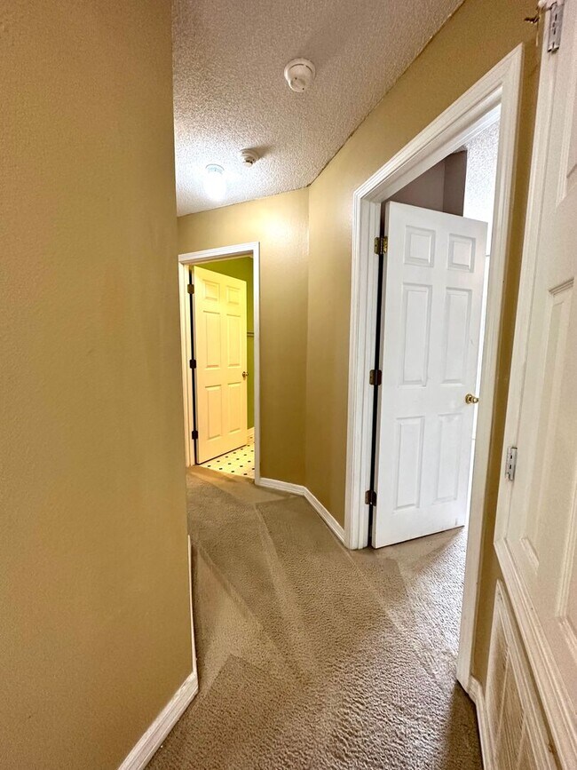Building Photo - Spacious 3 bd/2 ba Open Floor Plan Home fo...
