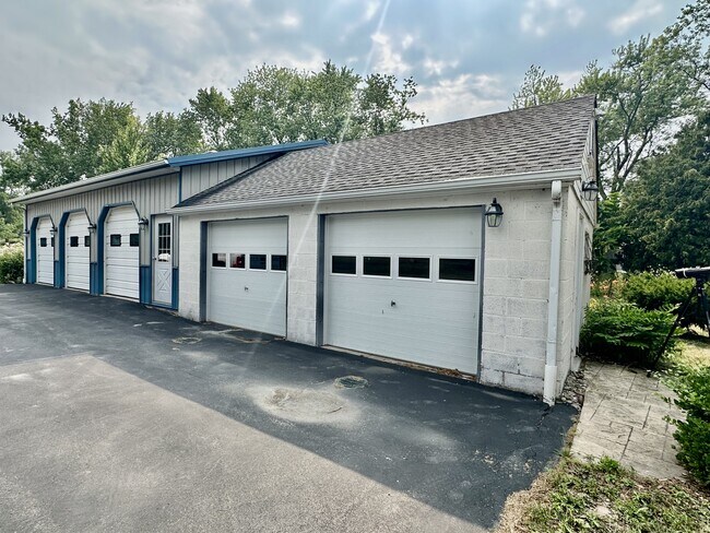 Building Photo - 2115 Lake Rd