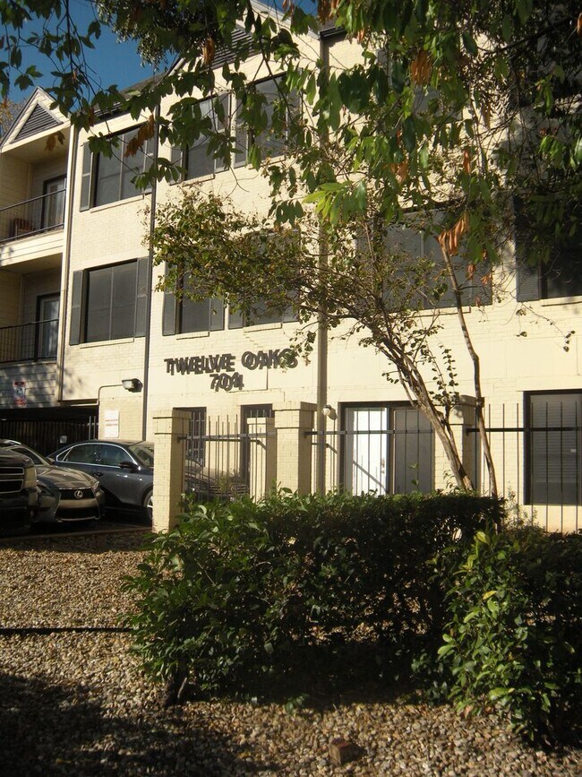 Building Photo - K632 - Twelve Oaks #304