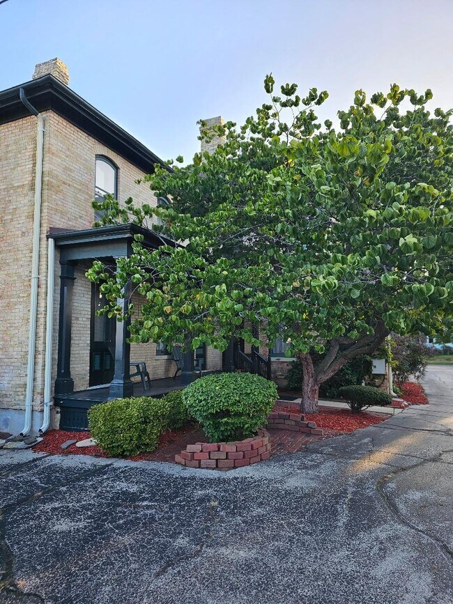 Building Photo - 936 Main St