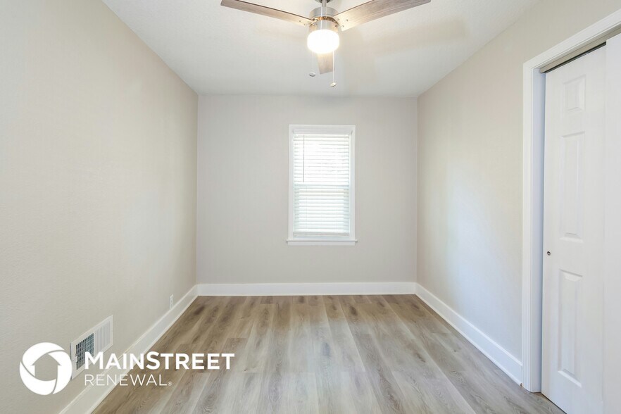 Building Photo - 1405 Country Club Dr