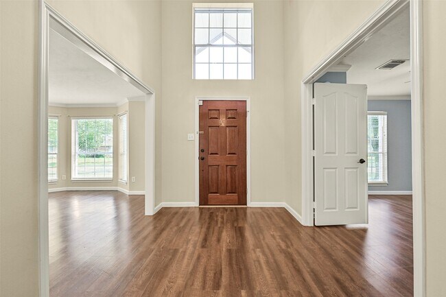 Building Photo - 313 Winding Oak Ln S