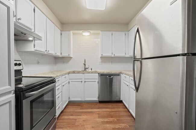 Building Photo - Prime SE Boise 3bd/2ba Townhome with 2-Car Garage