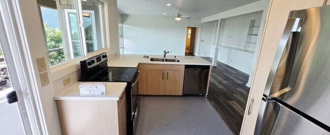Building Photo - Large 3-Bedroom & 2-Bath Home