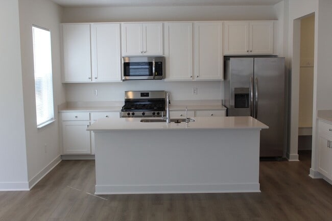 Building Photo - Available Now! Brand New 5 BR Lennar Home ...