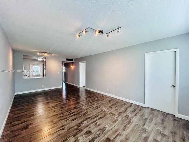 Building Photo - 2300 Park Ln