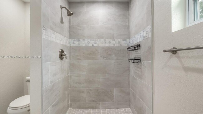 Building Photo - 740 Beachwood Ln