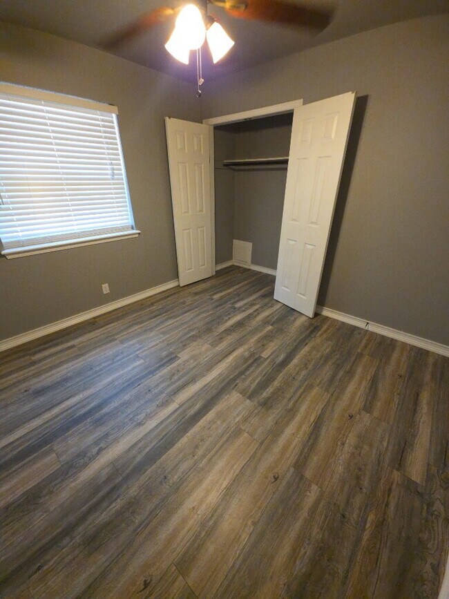 Building Photo - "Charming 3-Bed, 2-Bath Haven in Broken Ar...