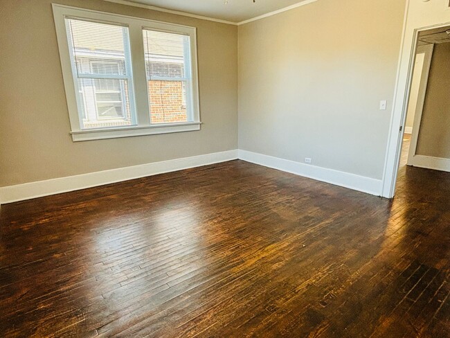 Building Photo - Charming Apartment Downtown Columbia
