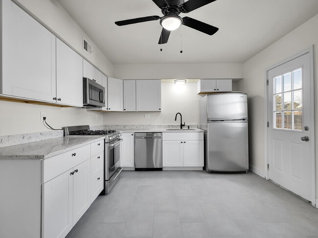 Building Photo - $2,340.95 - $300 OFF - First 2 Months'Rent - 3 Bedrooms, 1.5 Bathrooms, Single Family Home in Aur...