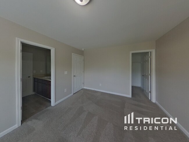 Building Photo - 528 Tulip Ln