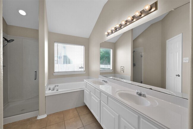 Building Photo - 18479 Sunrise Pines Dr