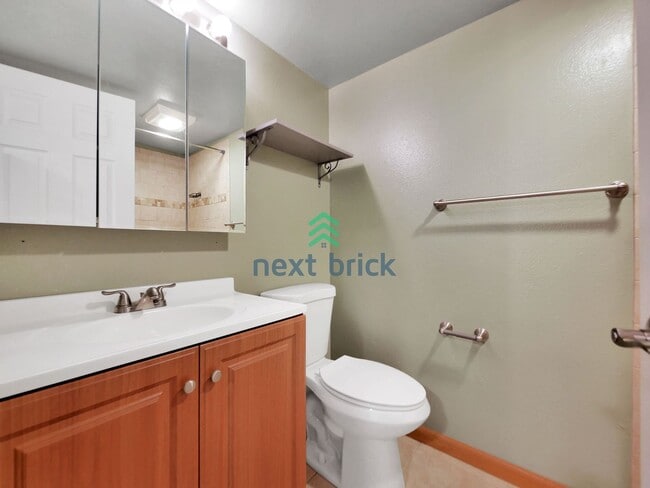 Building Photo - Spacious 4 Bed 2.5 Bath for Rent!
