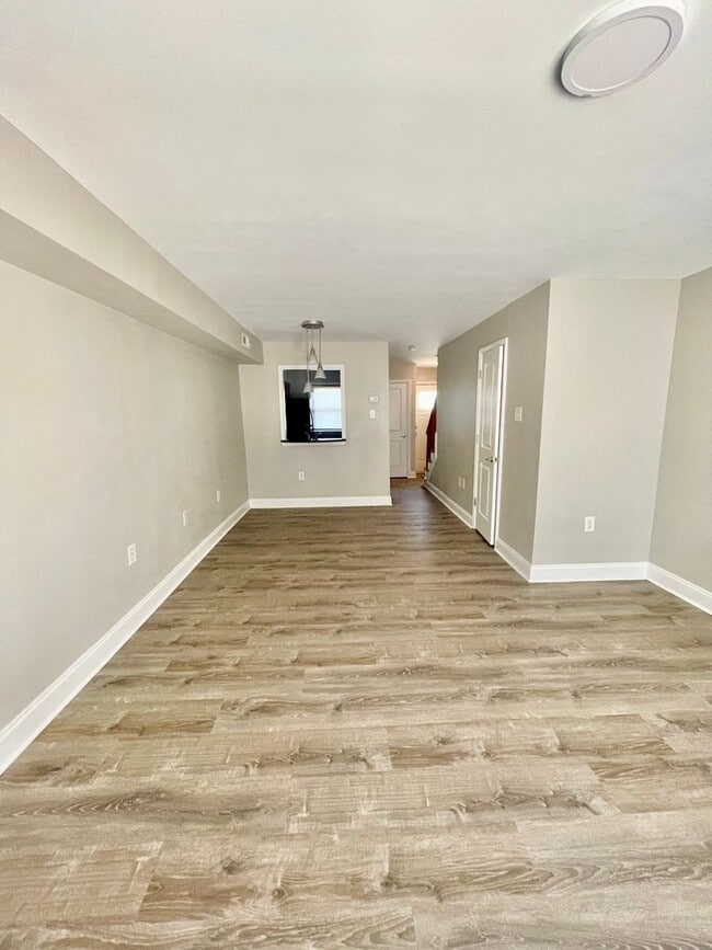 Building Photo - Must see this adorable 2 bedroom 1.5 bath ...