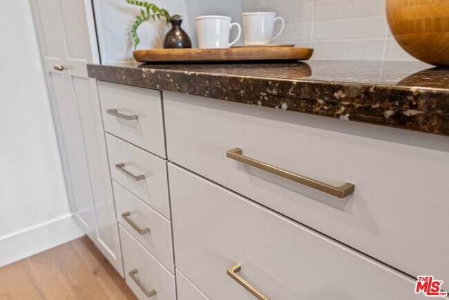 Building Photo - 3516 Vía Dolce