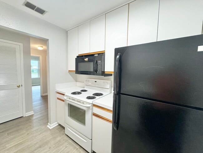 Building Photo - Ground Floor Condo - Park Lake