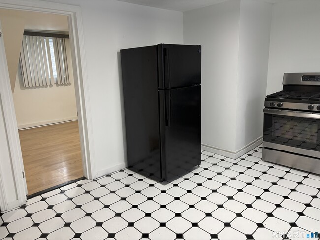 Building Photo - 14 Thill St