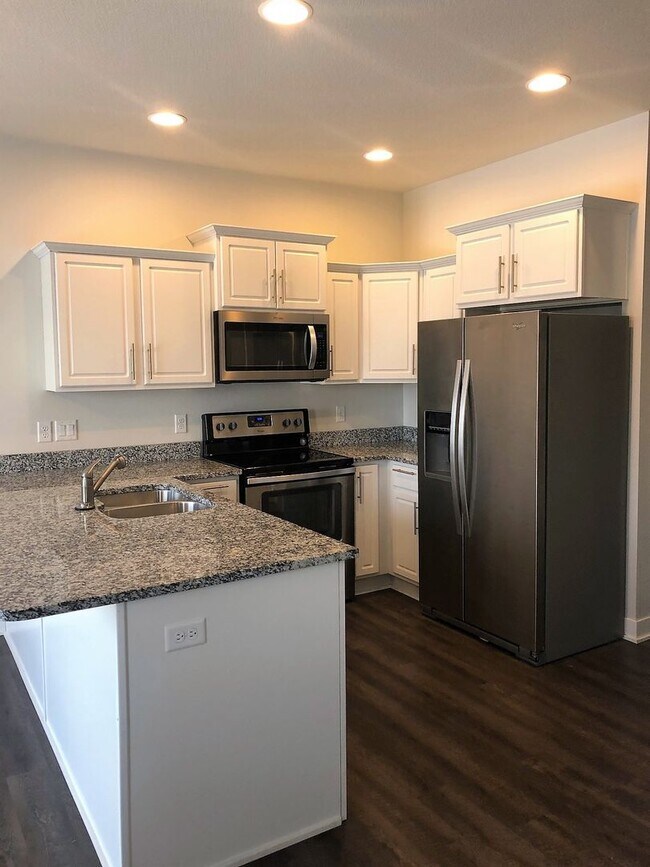 Building Photo - HUGE Single Family Home Available!