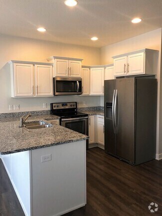 Building Photo - HUGE Single Family Home Available!