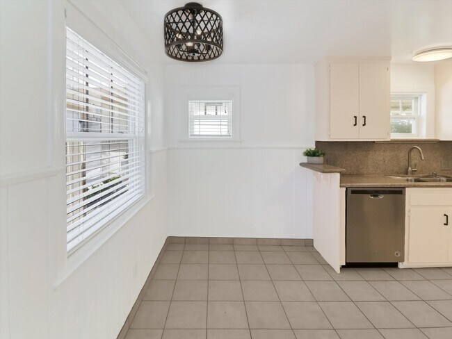 Building Photo - 218 25th Pl