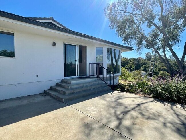 Building Photo - 3 Bedroom Home Country Living in Santa Barbara - Pets Considered - Available Early July