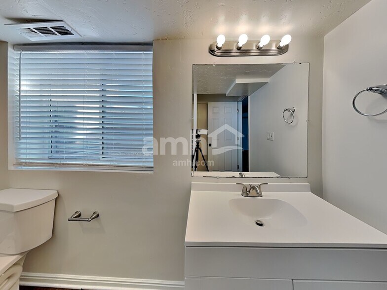 Building Photo - 1074 E 3250 N