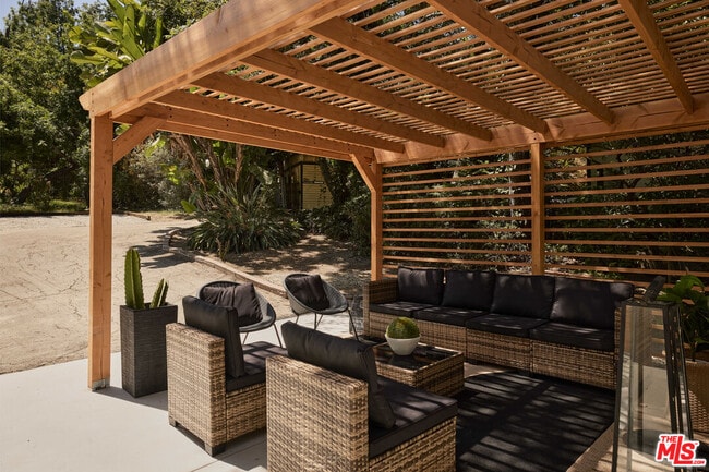 Building Photo - 885 Montecito Dr