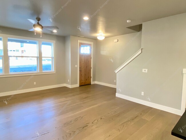 Building Photo - End unit 3BR - 2.5BA + Loft Townhouse