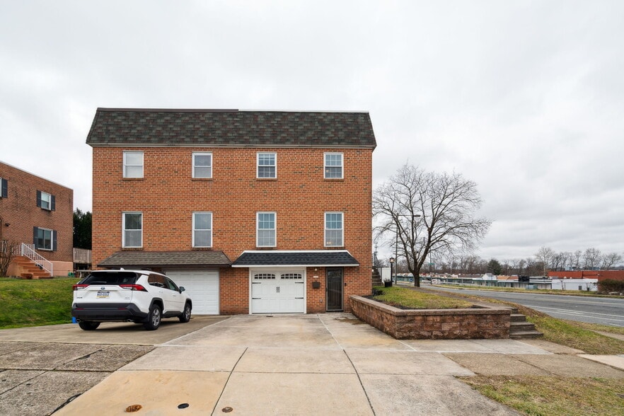 Front - 100 Rennard Ter