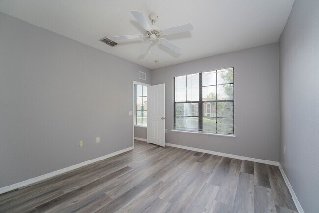 Building Photo - Nice 3/2.5 Townhouse with 2-Car Garage in ...