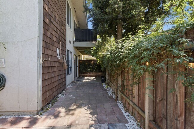 Building Photo - 965 S Idaho St