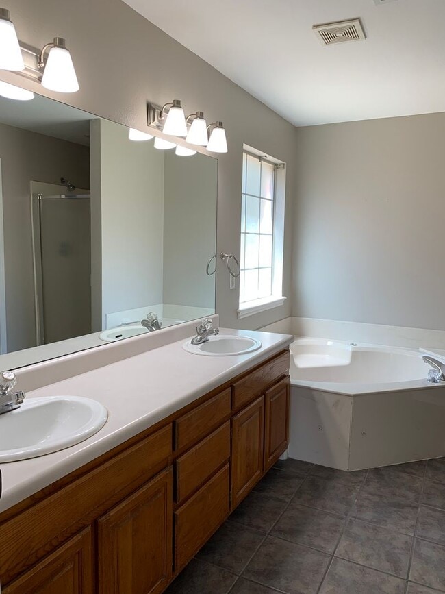Building Photo - Spacious 4-bedroom home offers an easy com...
