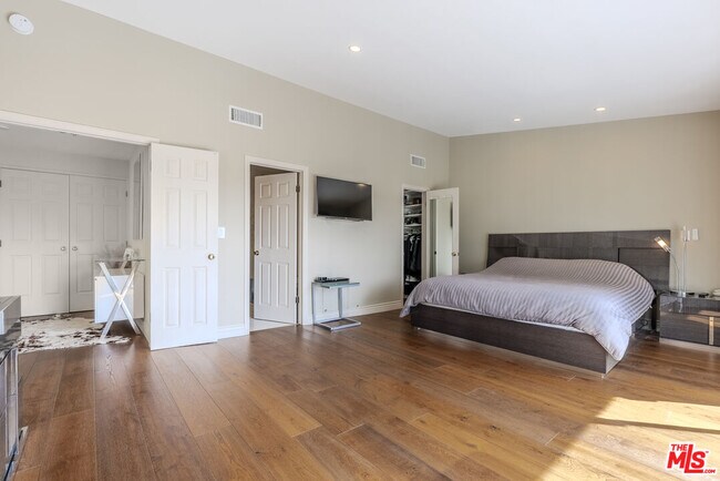 Building Photo - 2637 Angelo Dr