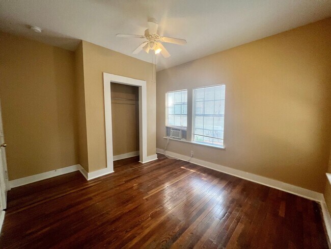 Building Photo - **MOVE IN SPECIAL** Charming Highland Park Duplex — Cozy City Living in the Heart of San Antonio