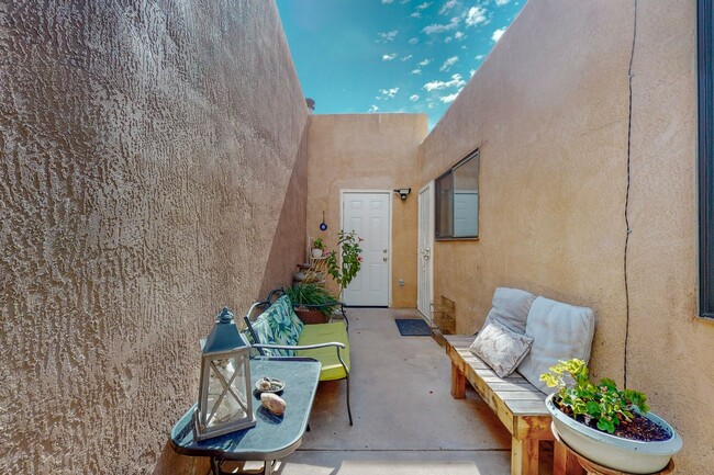 Building Photo - UNSER/LADERA 2 Bedroom  2 Bath  2 car gara...