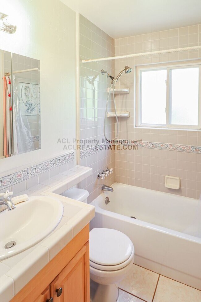 Building Photo - Beautiful, Perfectly located Hayward Home w/ lush and spacious garden.